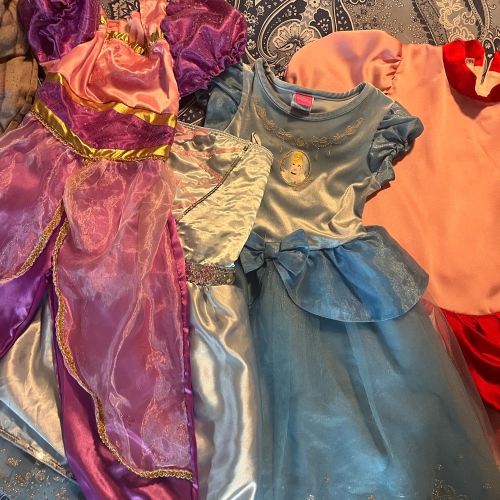 Girls dress up